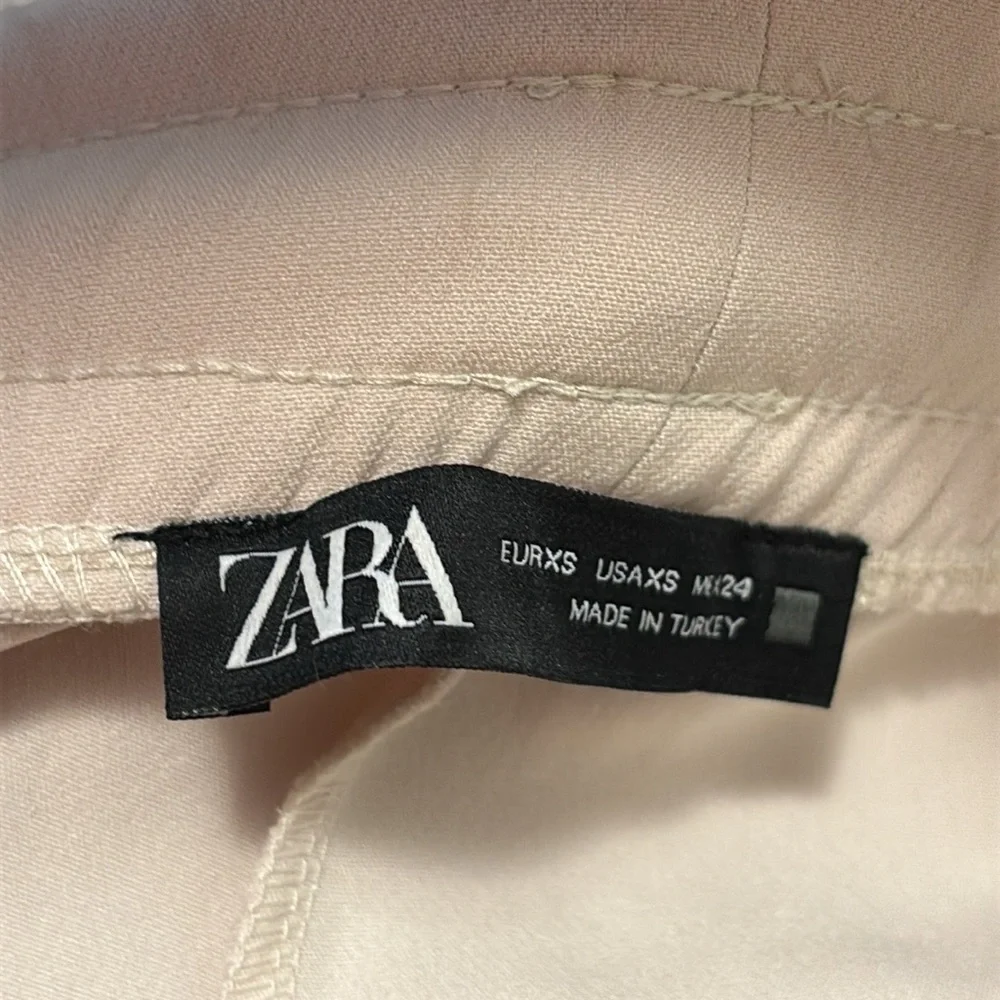 Zara cream sweatpants XS adjustable drawstring waistand zippers atthe ankles. .